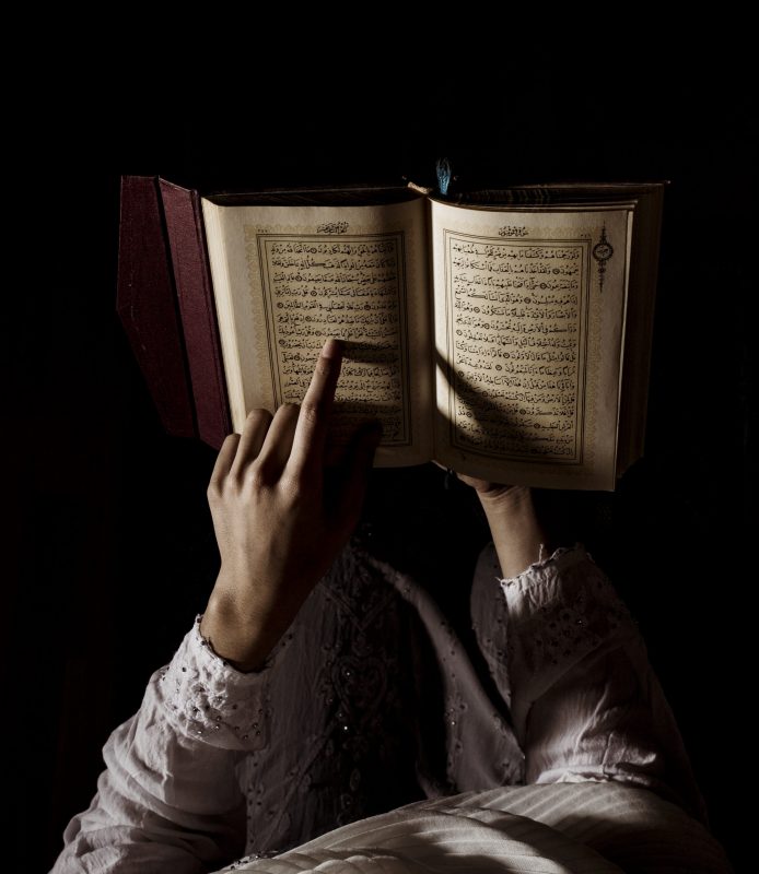 silhouette-woman-reading-quran (1) silhouette-woman-reading-quran (1)
